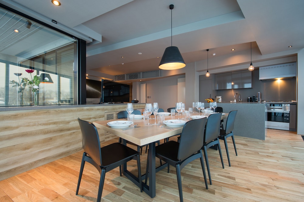 3BR Premium Suite 専用キッチン1 | Aspect Luxury Apartments by H2 Life