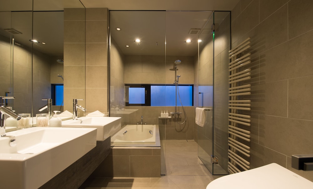 3BR Premium Suite バスルーム1 | Aspect Luxury Apartments by H2 Life