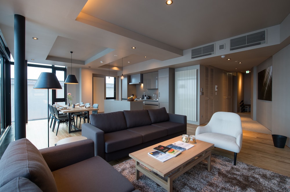 アパートメント 2 ベッドルーム リビング エリア1 | Aspect Luxury Apartments by H2 Life