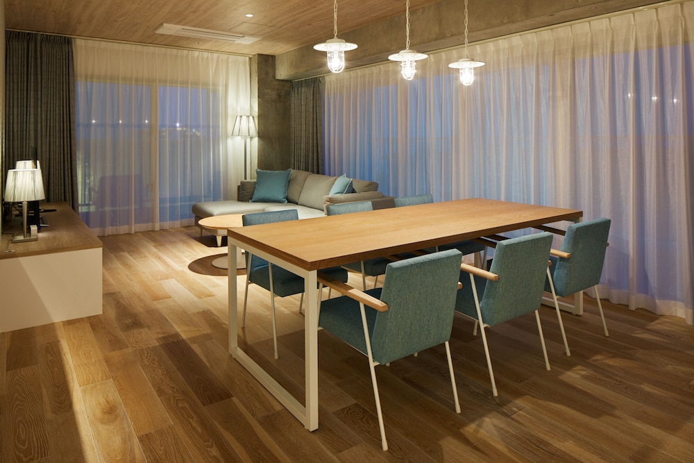 デラックススイート 禁煙 リビング エリア0 | BEB5沖縄瀬良垣 by 星野リゾート