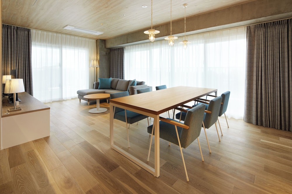 デラックススイート 禁煙 リビング エリア1 | BEB5沖縄瀬良垣 by 星野リゾート