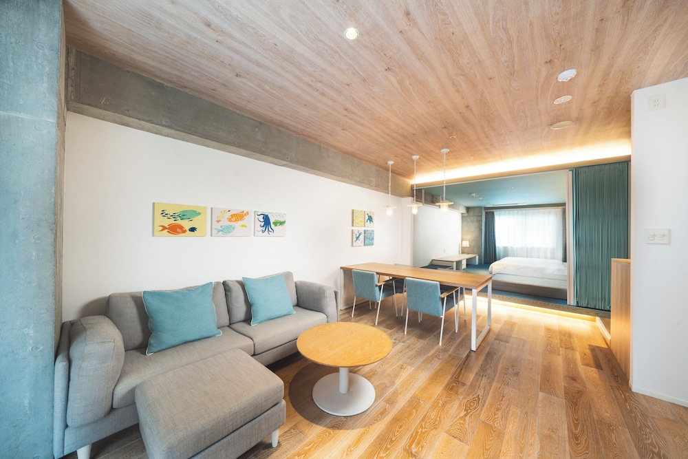 スイート 禁煙 リビング エリア0 | BEB5沖縄瀬良垣 by 星野リゾート