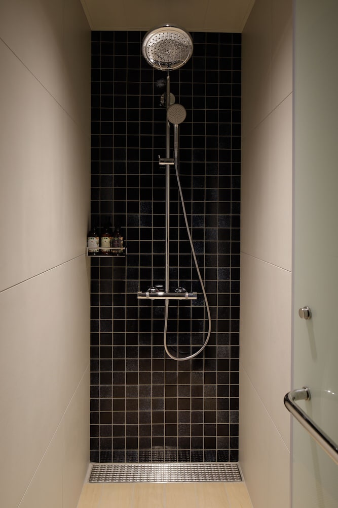 デラックススイート 禁煙 バスルーム2 | BEB5沖縄瀬良垣 by 星野リゾート