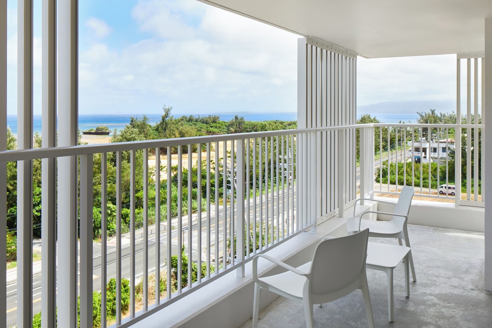 デラックススイート 禁煙 バルコニーからの眺望1 | BEB5沖縄瀬良垣 by 星野リゾート