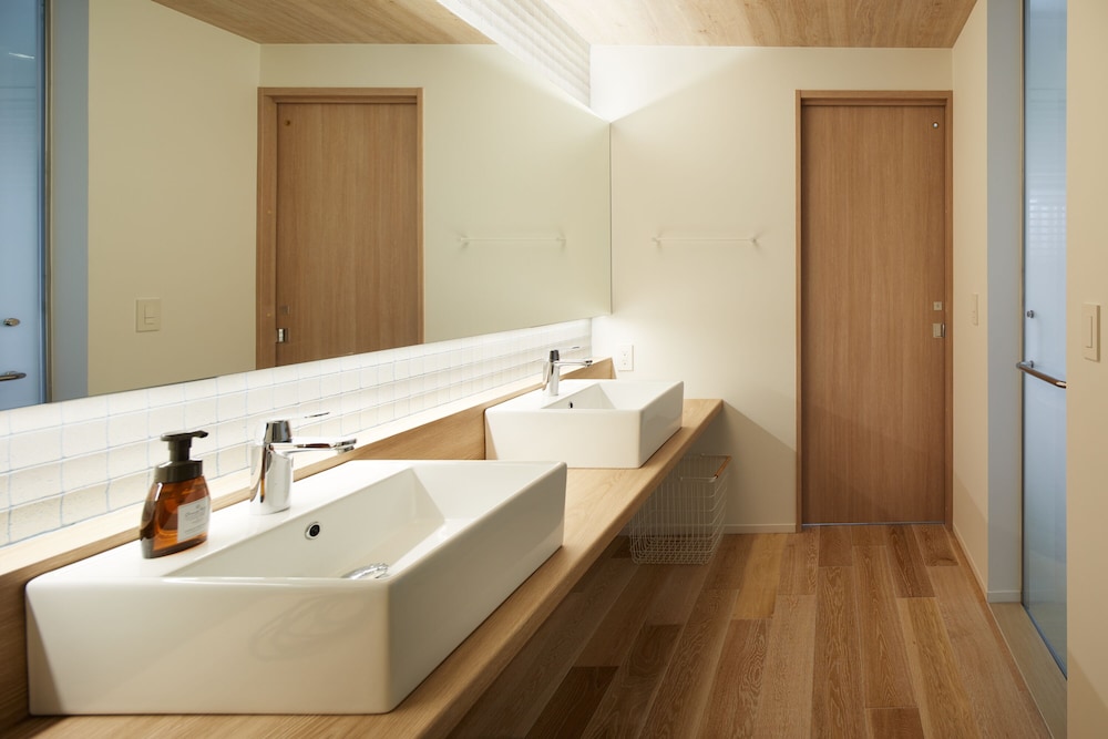 デラックススイート 禁煙 バスルーム1 | BEB5沖縄瀬良垣 by 星野リゾート