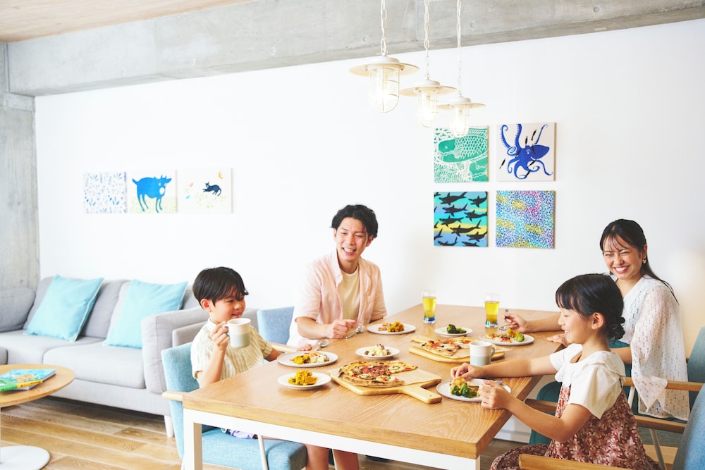 スイート 禁煙 リビング エリア1 | BEB5沖縄瀬良垣 by 星野リゾート