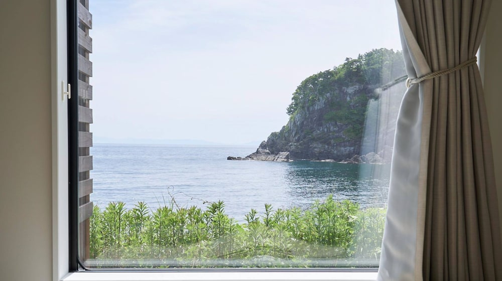 スタンダード キャビン 部屋からの景観1 | RE:TREAT 佐渡風島