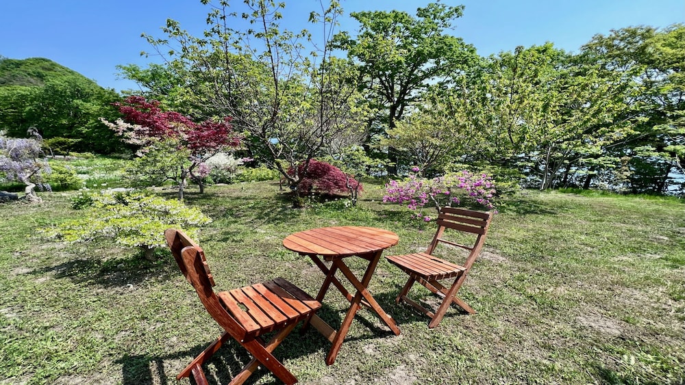 中庭1 | Yellow House by Lake TOYA 中庭1 | Yellow House by Lake TOYA