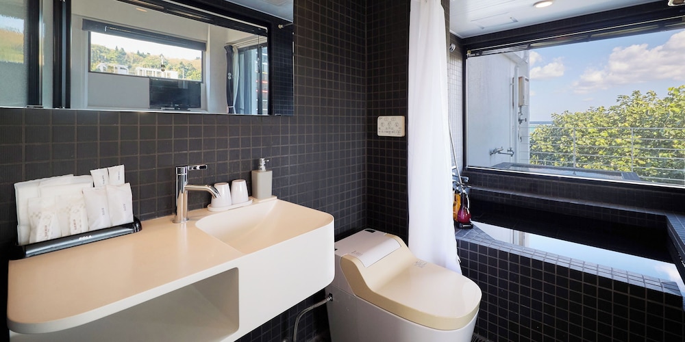 201 Anthurium バスルーム1 | カーサドゥマイオーシャンヴィラ今帰仁