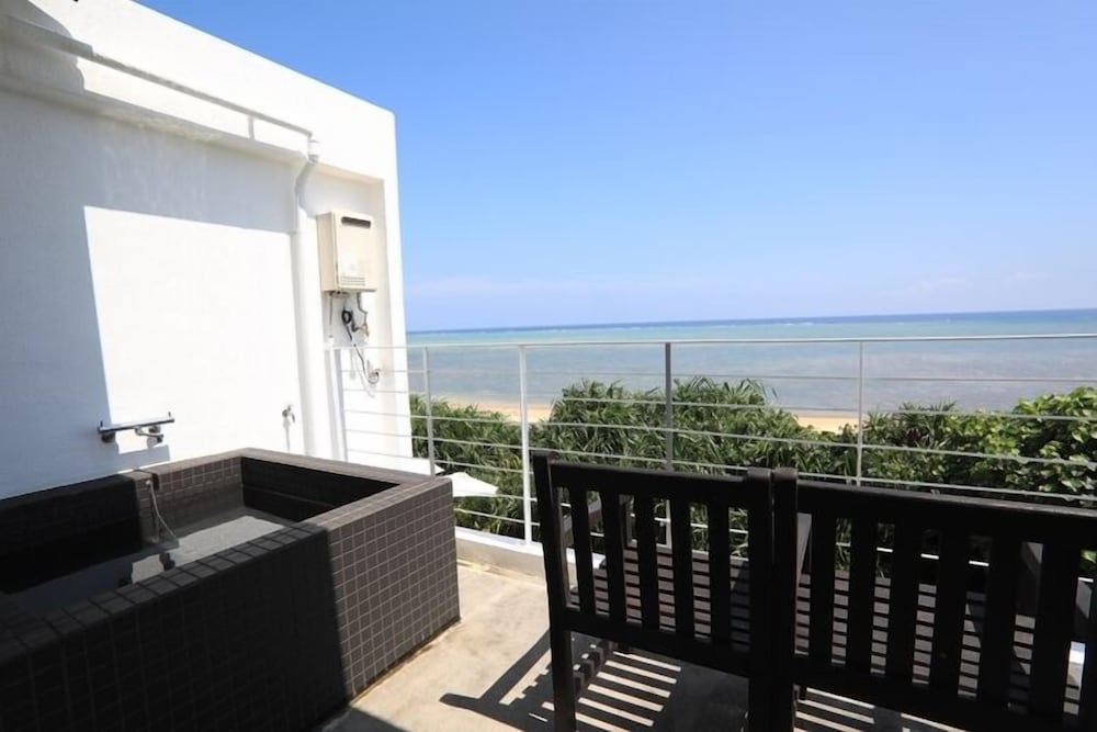 201 Anthurium テラス / パティオ1 | カーサドゥマイオーシャンヴィラ今帰仁