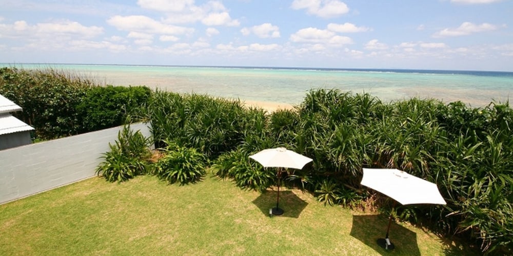 201 Anthurium テラス / パティオ2 | カーサドゥマイオーシャンヴィラ今帰仁