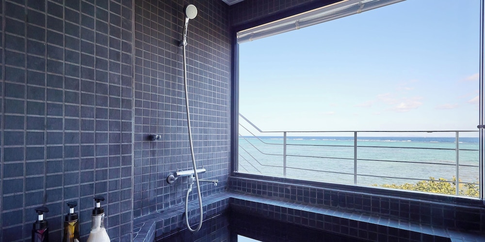 301 Wave バスルーム1 | カーサドゥマイオーシャンヴィラ今帰仁