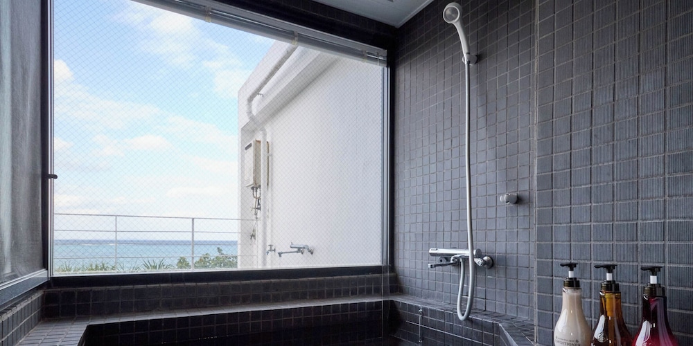 202 Sunset バスルーム1 | カーサドゥマイオーシャンヴィラ今帰仁