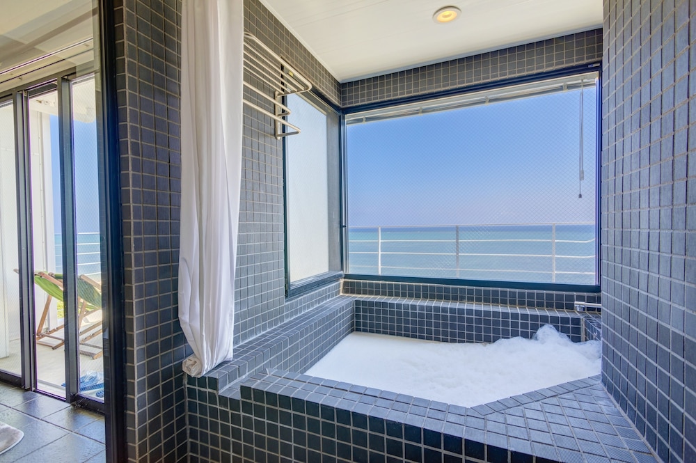 301 Wave バスルーム0 | カーサドゥマイオーシャンヴィラ今帰仁