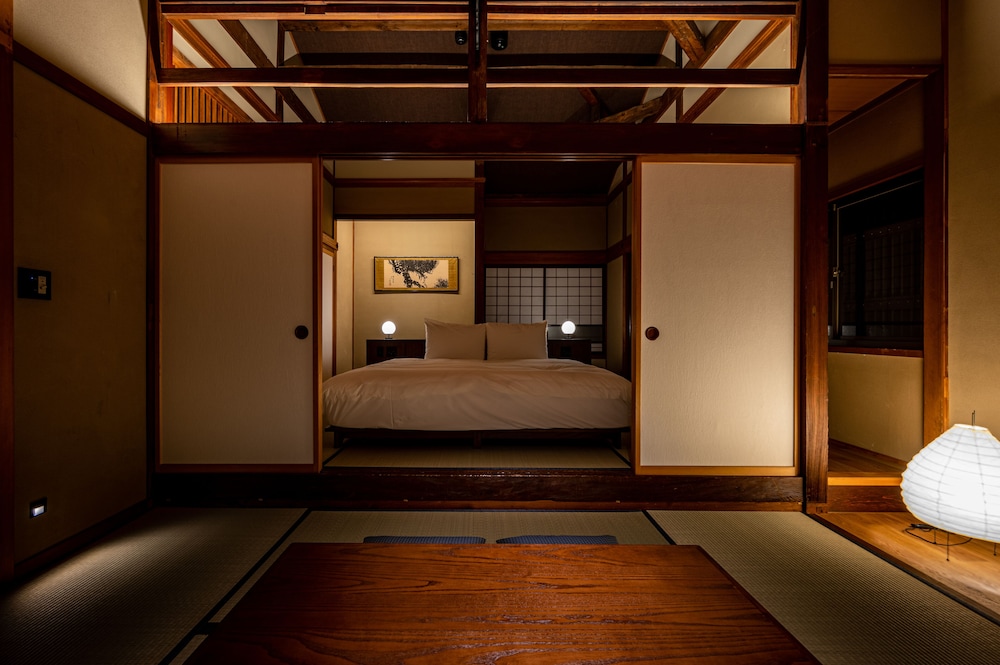 106 本館 · 歳吉屋 半露天風呂 禁煙 | BYAKU Narai