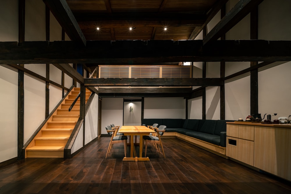 115 別館 · 島茂屋 半露天風呂 禁煙 リビング エリア0 | BYAKU Narai