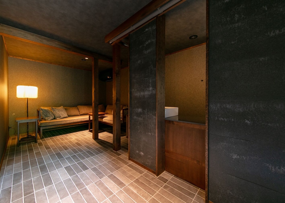 106 本館 · 歳吉屋 半露天風呂 禁煙 リビング エリア1 | BYAKU Narai