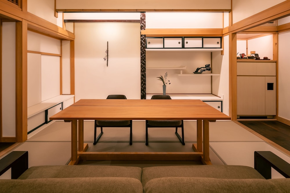 113 別館 · 島茂屋 半露天風呂 禁煙 リビング エリア0 | BYAKU Narai