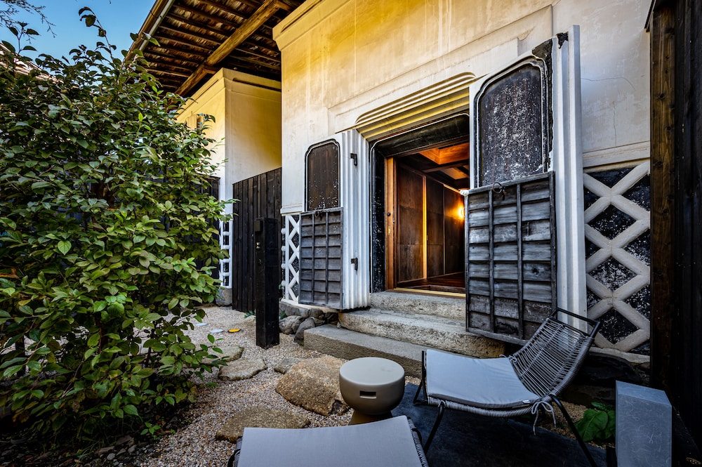 108 本館 · 歳吉屋 半露天風呂 禁煙 | BYAKU Narai