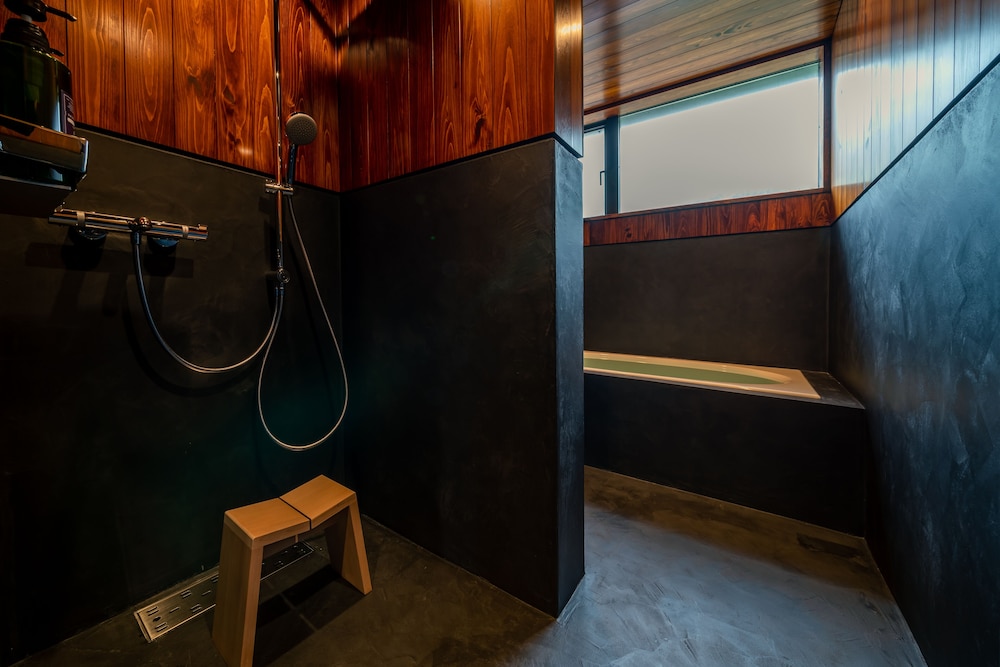 112 別館 · 上原屋 禁煙 バスルーム1 | BYAKU Narai