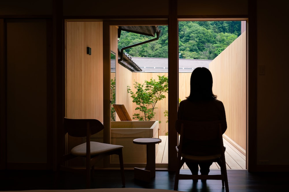 114 別館 · 島茂屋 半露天風呂 禁煙 客室2 | BYAKU Narai