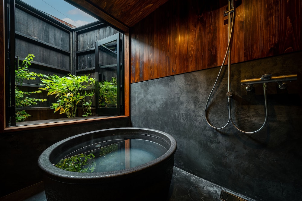 110 別館 · 上原屋 半露天風呂 禁煙 バスルーム0 | BYAKU Narai