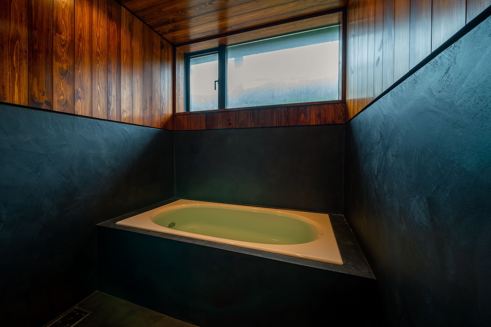 112 別館 · 上原屋 禁煙 バスルーム0 | BYAKU Narai