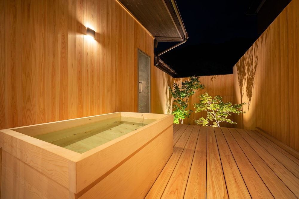 114 別館 · 島茂屋 半露天風呂 禁煙 バスルーム2 | BYAKU Narai