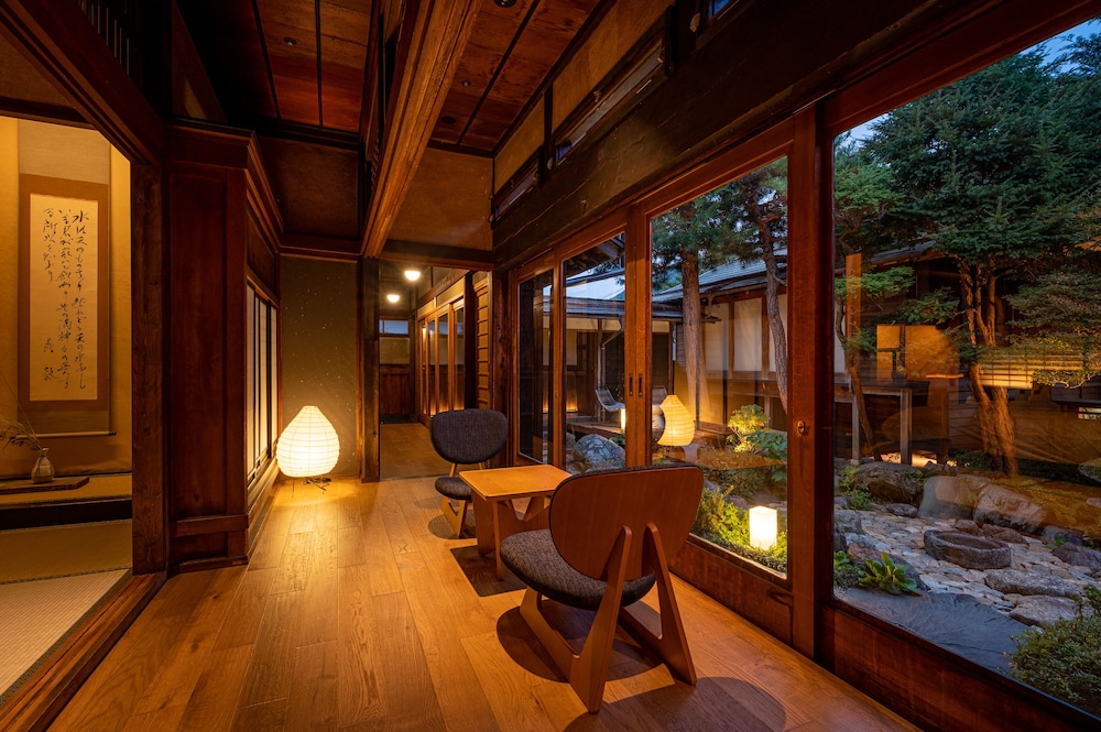 105 本館 · 歳吉屋 半露天風呂 禁煙 テラス / パティオ1 | BYAKU Narai