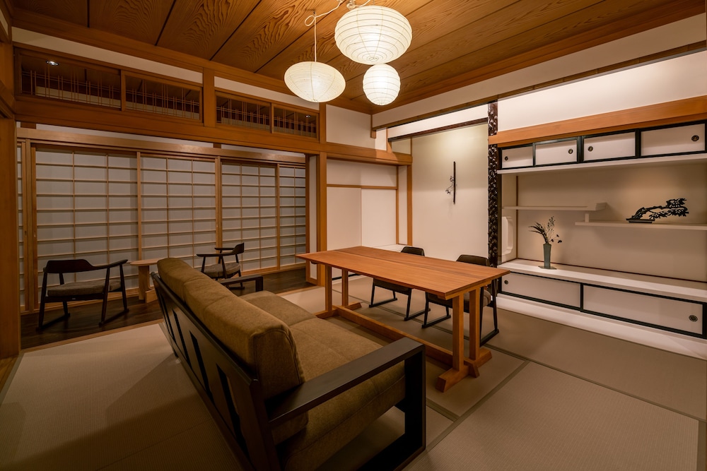 113 別館 · 島茂屋 半露天風呂 禁煙 リビング エリア1 | BYAKU Narai