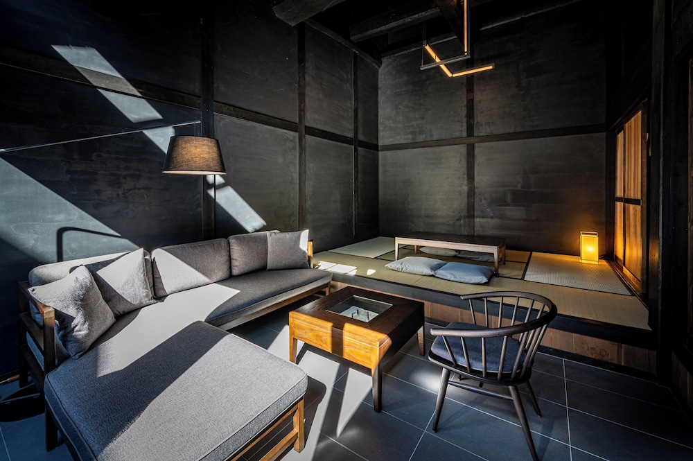 103 本館 · 歳吉屋 禁煙 リビング エリア0 | BYAKU Narai