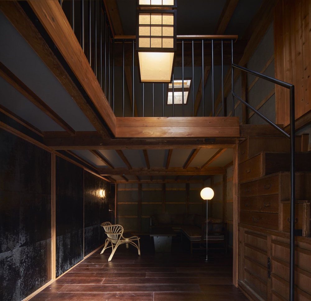 107 本館 · 歳吉屋 半露天風呂 禁煙 リビング エリア0 | BYAKU Narai