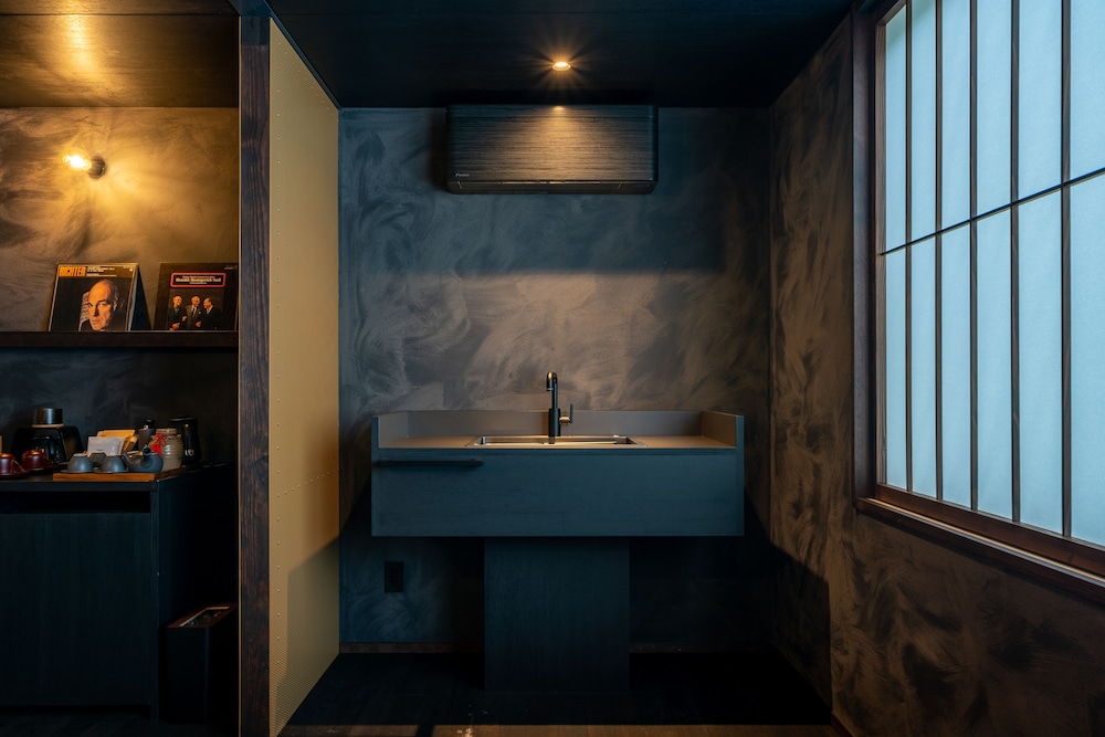 112 別館 · 上原屋 禁煙 リビング エリア3 | BYAKU Narai