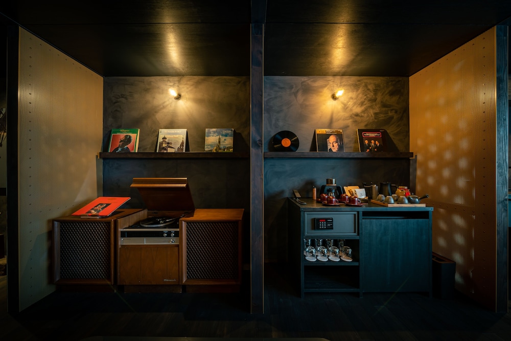 112 別館 · 上原屋 禁煙 リビング エリア4 | BYAKU Narai