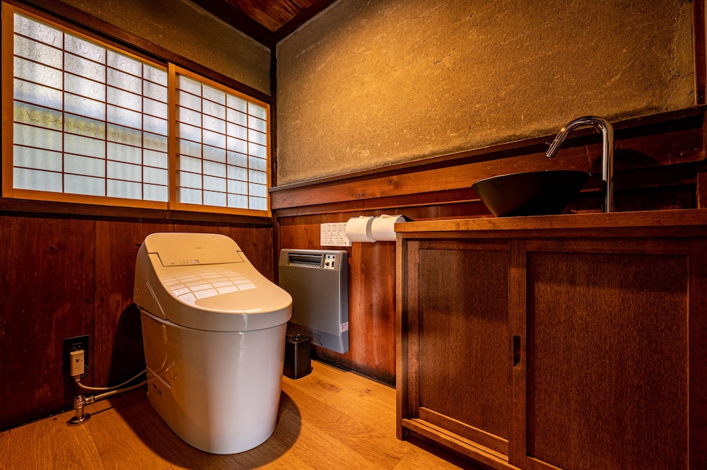 105 本館 · 歳吉屋 半露天風呂 禁煙 客室1 | BYAKU Narai