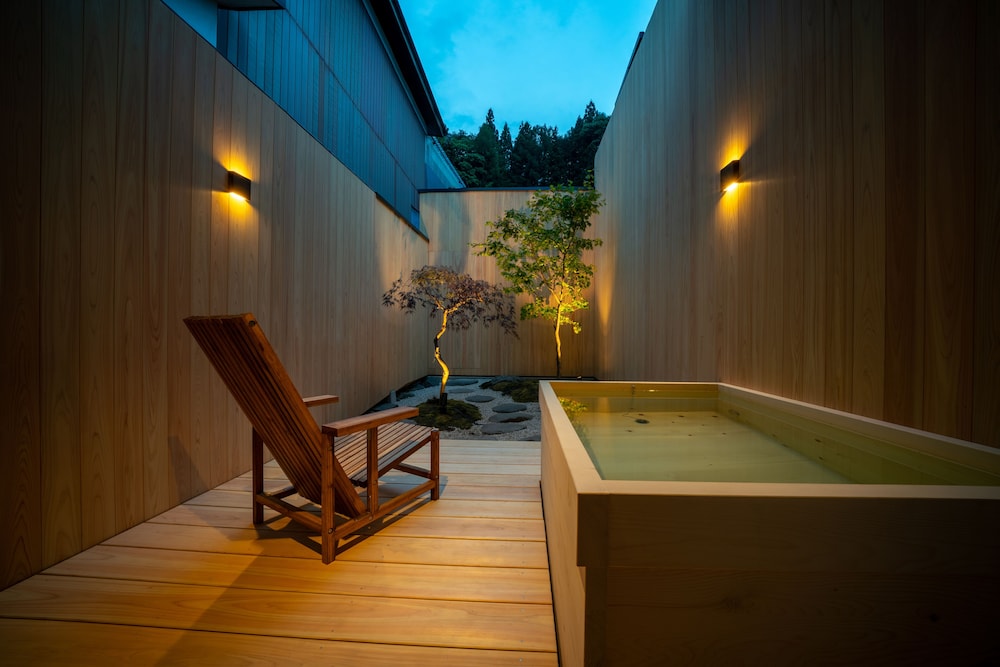 115 別館 · 島茂屋 半露天風呂 禁煙 バスルーム1 | BYAKU Narai