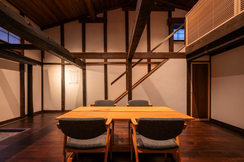 115 別館 · 島茂屋 半露天風呂 禁煙 リビング エリア2 | BYAKU Narai