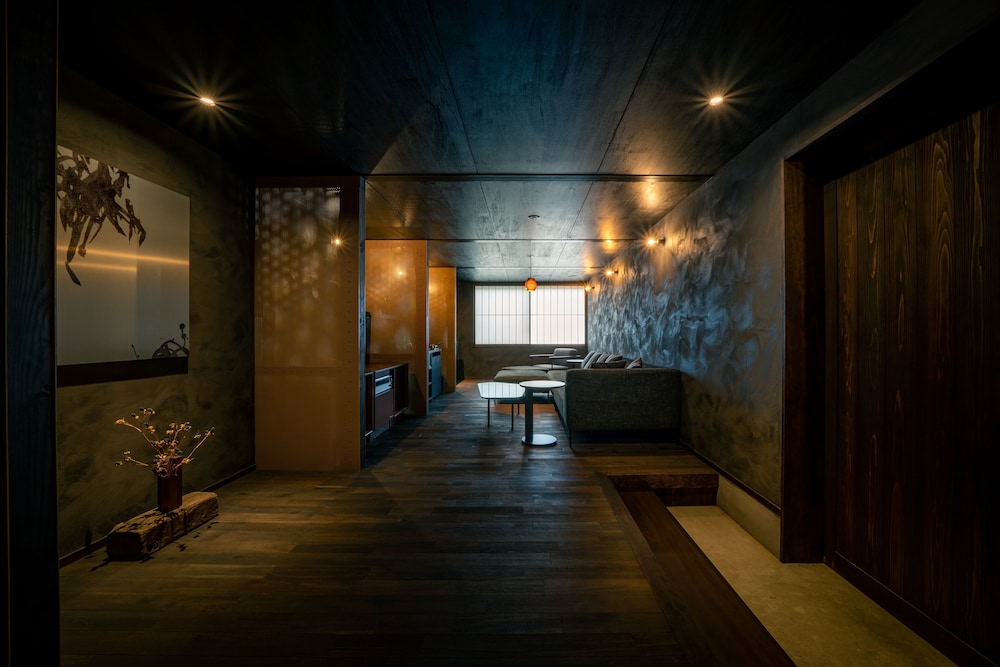 112 別館 · 上原屋 禁煙 リビング エリア1 | BYAKU Narai