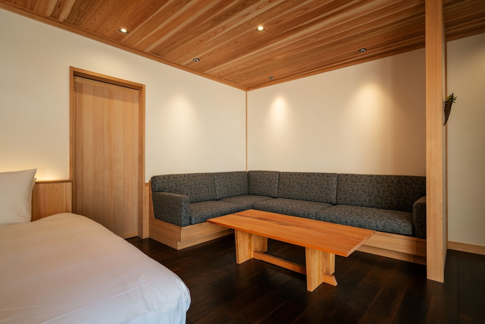 114 別館 · 島茂屋 半露天風呂 禁煙 客室4 | BYAKU Narai