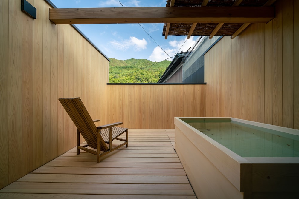 113 別館 · 島茂屋 半露天風呂 禁煙 バスルーム0 | BYAKU Narai