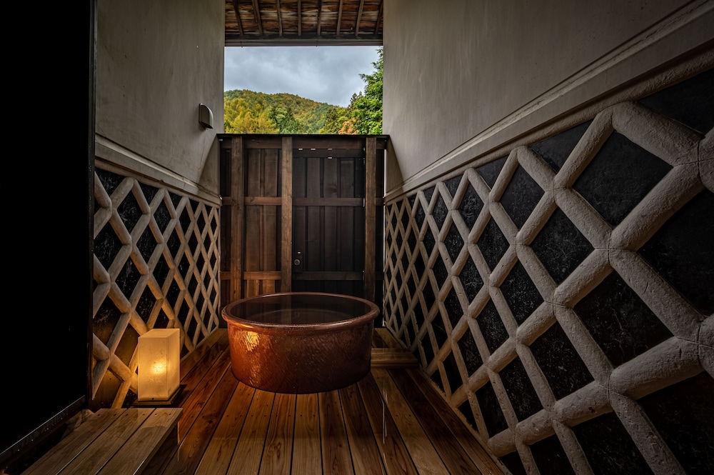 108 本館 · 歳吉屋 半露天風呂 禁煙 バスルーム0 | BYAKU Narai