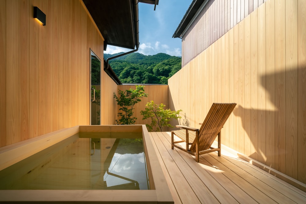 114 別館 · 島茂屋 半露天風呂 禁煙 | BYAKU Narai