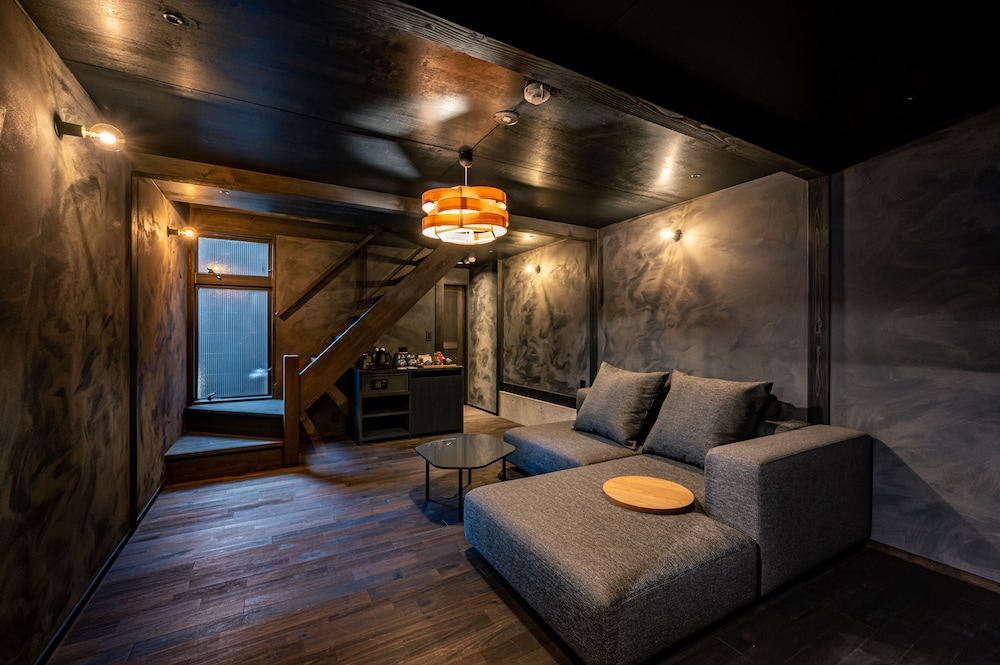 110 別館 · 上原屋 半露天風呂 禁煙 リビング エリア0 | BYAKU Narai