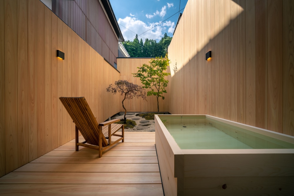 115 別館 · 島茂屋 半露天風呂 禁煙 バスルーム0 | BYAKU Narai