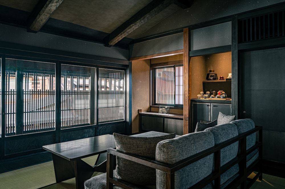 102 本館 · 歳吉屋 禁煙 リビング エリア1 | BYAKU Narai