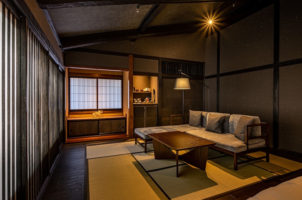 102 本館 · 歳吉屋 禁煙 リビング エリア0 | BYAKU Narai