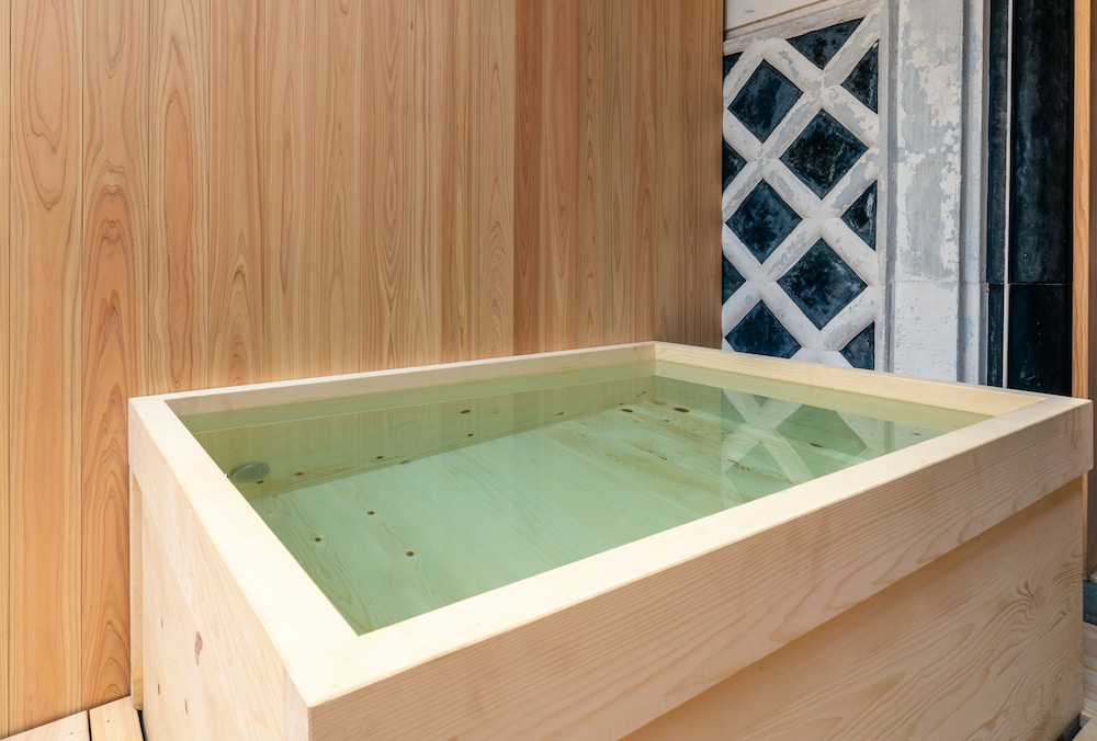 115 別館 · 島茂屋 半露天風呂 禁煙 バスルーム2 | BYAKU Narai