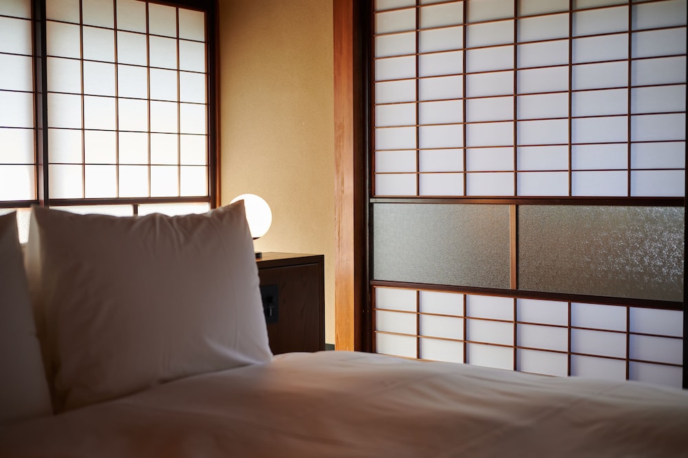 106 本館 · 歳吉屋 半露天風呂 禁煙 客室2 | BYAKU Narai