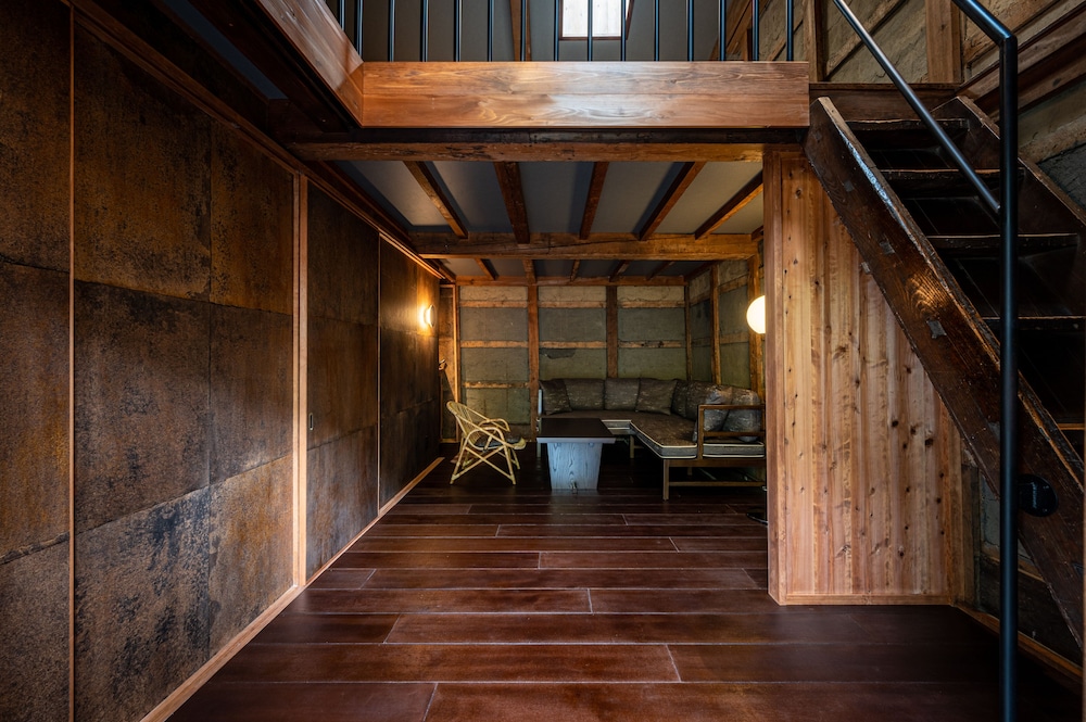 108 本館 · 歳吉屋 半露天風呂 禁煙 リビング エリア0 | BYAKU Narai