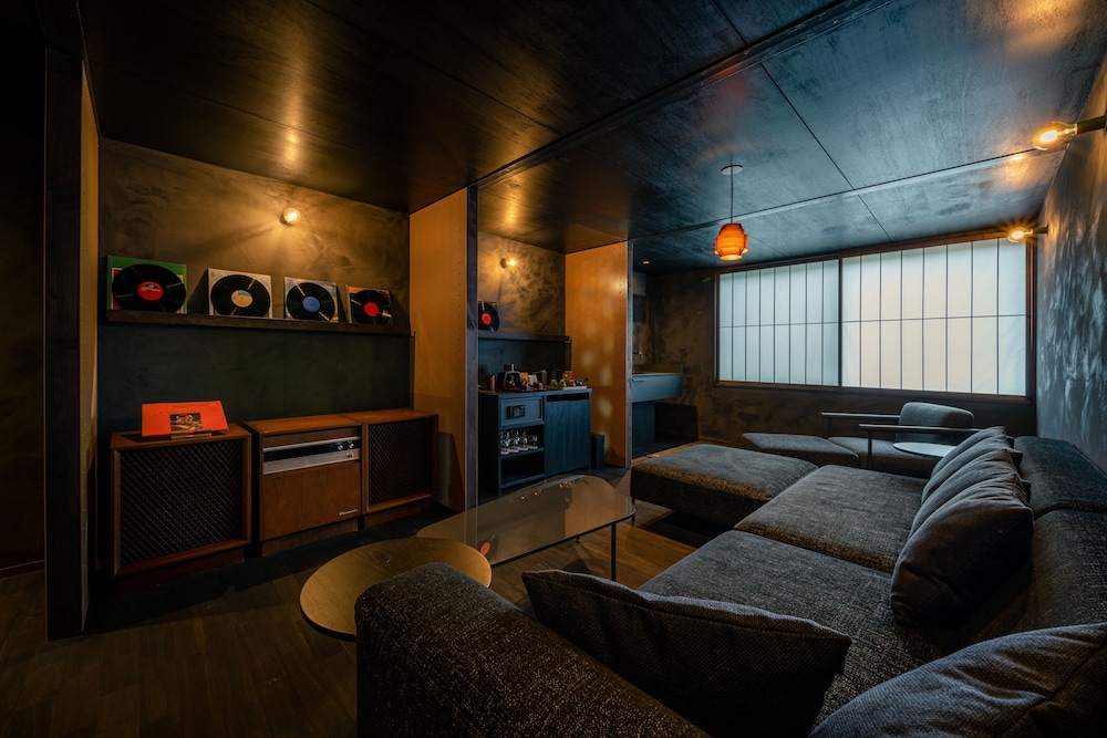 112 別館 · 上原屋 禁煙 リビング エリア2 | BYAKU Narai